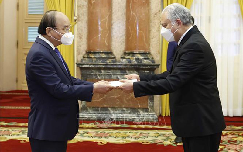 Chủ tịch nước Nguyễn Xuân Phúc nhận Quốc thư của Đại sứ Guatemala Carlos Humberto Jiménez Licona. (Ảnh: Thống Nhất/TTXVN) Chủ tịch nước Nguyễn Xuân Phúc tiếp các Đại sứ trình Quốc thư -0