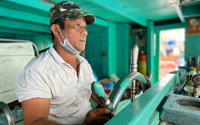 Ngư dân Lê Văn Chiến lái tàu. Những hải trình mang vị đời thấm ngọt -0