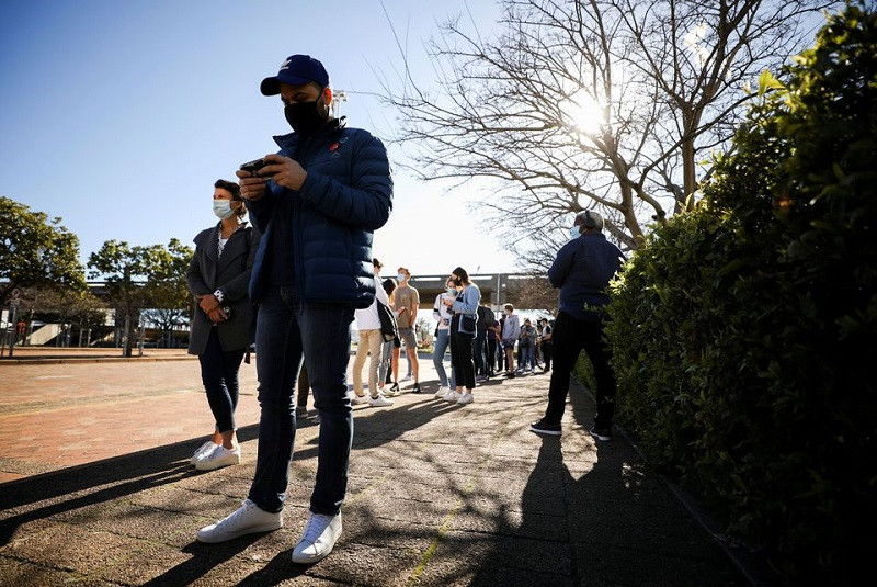 Người dân xếp hàng chờ tiêm ngừa Covid-19 ở Cape Town, Nam Phi. (Ảnh: Reuters) Nhiều quốc gia nâng mức cảnh báo trước lo ngại biến thể B.1.1.529 lây lan -0