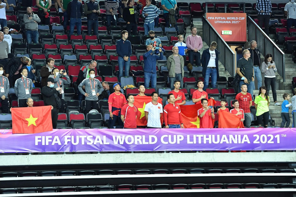 Các cổ động viên Việt Nam cổ vũ cho đội tuyển futsal Việt Nam. (Ảnh: VFF) Đội tuyển futsal Việt Nam gặp thất bại khó tránh khỏi trước Brazil -0