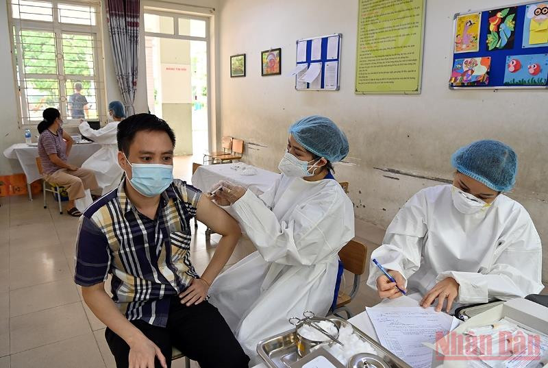 Hà Nội đang tăng tốc tiêm chủng vaccine ngừa Covid-19 (Ảnh: BND)