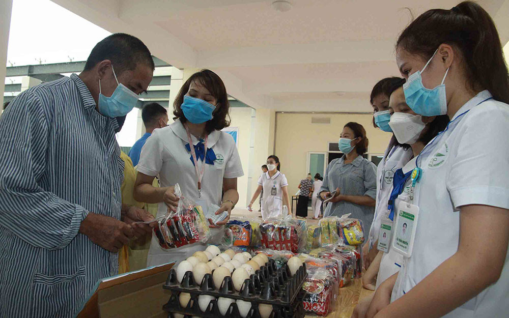 Mỗi bệnh nhân hoặc người nhà bệnh nhân sẽ được phát phiếu để lựa chọn đồ ở “Gian hàng không đồng”. “Gian hàng không đồng” chia sẻ yêu thương trong mùa dịch -0