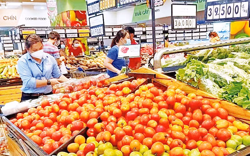 Người dân mua thực phẩm bình ổn giá tại một siêu thị Co.opmart trên địa bàn TP Hồ Chí Minh.