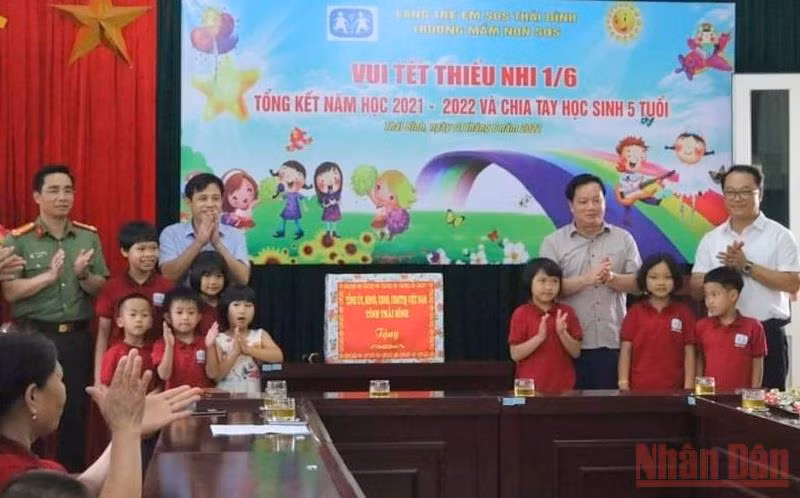 Chủ tịch UBND tỉnh Thái Bình Nguyễn Khắc Thận (thứ 2 từ phải sang) trao quà cho trẻ em tại Làng trẻ em SOS Thái Bình.