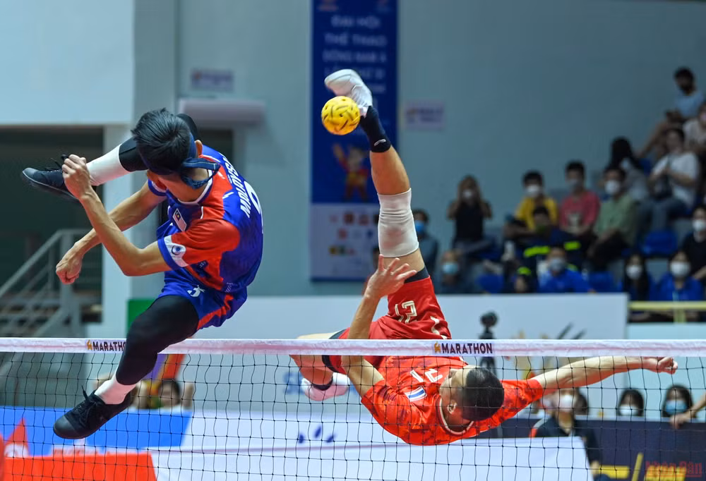 Vận động viên cầu mây phô diễn kỹ thuật tại đấu trường SEA Games 31 -0