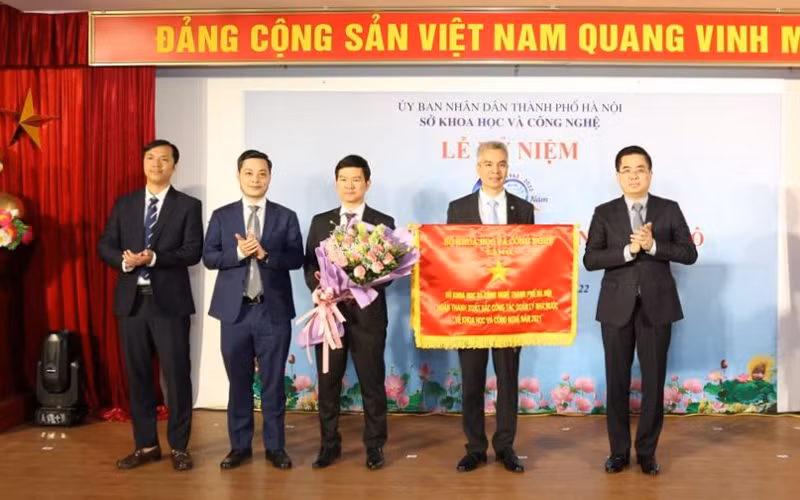 Sở Khoa học và Công nghệ Hà Nội nhận Cờ thi đua xuất sắc của Bộ Khoa học và Công nghệ.