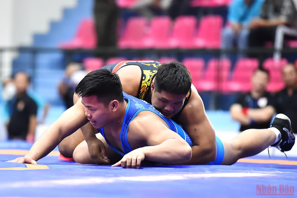 Nguyễn Minh Hiếu phòng thủ thành công trước một pha tấn công của vận động viên người Thái Lan. Đội tuyển vật Việt Nam chiến thắng áp đảo tại SEA Games 31 -2
