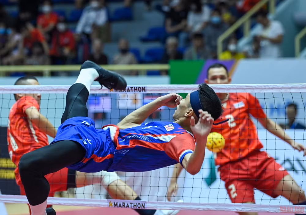 Vận động viên cầu mây phô diễn kỹ thuật tại đấu trường SEA Games 31 -0