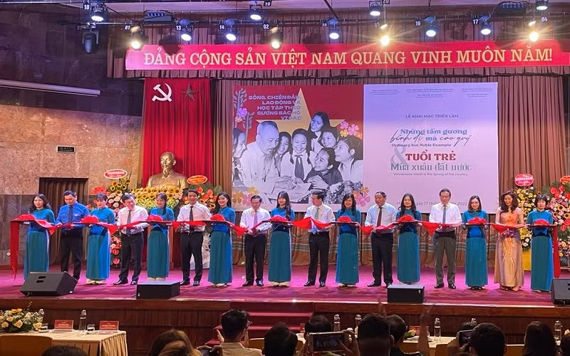 Đồng chí Võ Văn Thưởng và các đại biểu cắt băng khai mạc triển lãm.