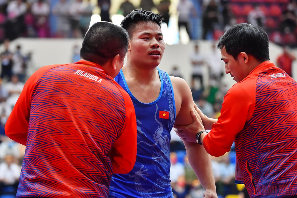 Trong giờ nghỉ giữa hai hiệp, Ban huấn luyện ngay lập tức có những chỉ đạo để lấy lại tinh thần cho Minh Hiếu. Đội tuyển vật Việt Nam chiến thắng áp đảo tại SEA Games 31 -3