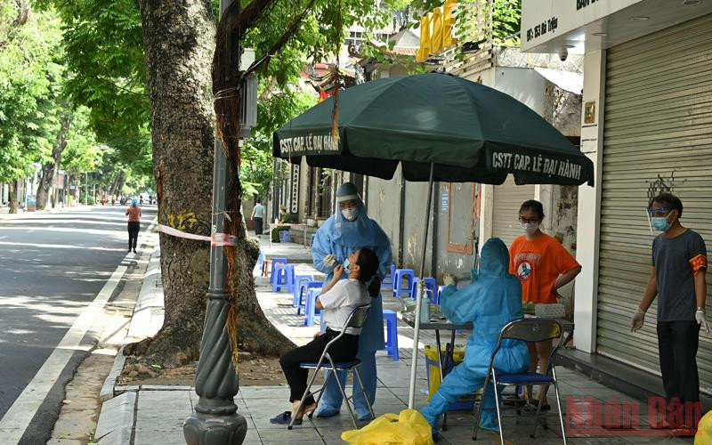 Lấy mẫu xét nghiệm Covid người dân tại địa bàn phường Lê Đại Hành (Hai Bà Trưng). (Ảnh: Duy Linh) Hà Nội tăng cường giám sát, xử lý nghiêm những người ra đường không có lý do chính đáng -0