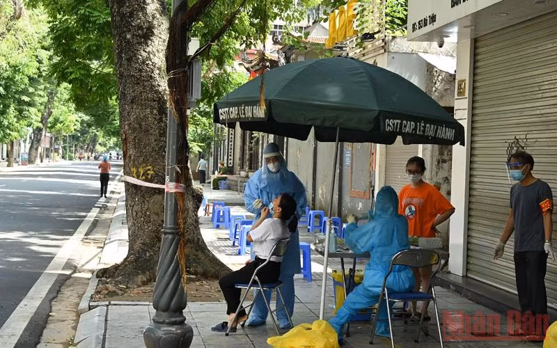 Hà Nội tăng cường giám sát, xử lý nghiêm những người ra đường không có lý do chính đáng -0