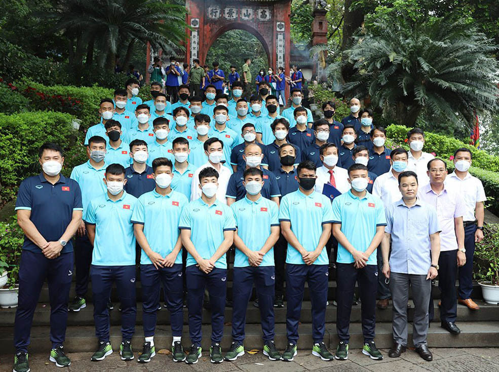 Ban huấn luyện và các cầu thủ U23 Việt Nam dâng hương tại Đền Hùng. Đội tuyển U23 Việt Nam dâng hương tưởng niệm các vua Hùng -0