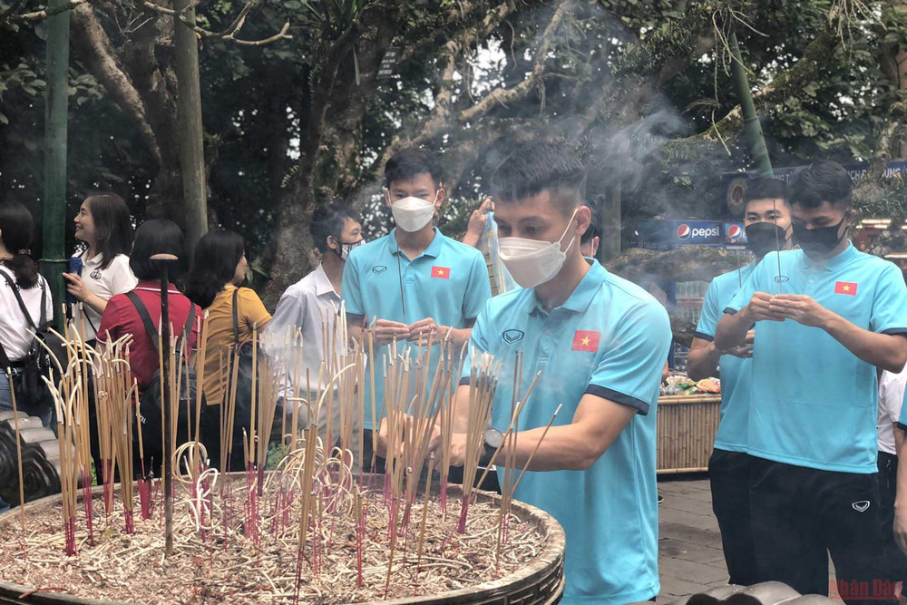 Đội trưởng Đỗ Hùng Dũng dâng hương tại Đền Hùng. 