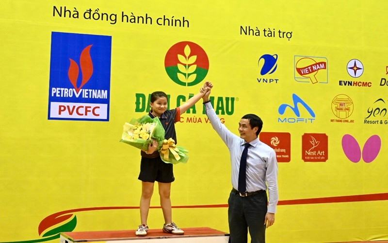 Vận động viên nhỏ tuổi xuất sắc nhất Nguyễn Như Quỳnh. Bế mạc và trao giải Giải vô địch bóng bàn toàn quốc Báo Nhân Dân lần thứ 38 -1