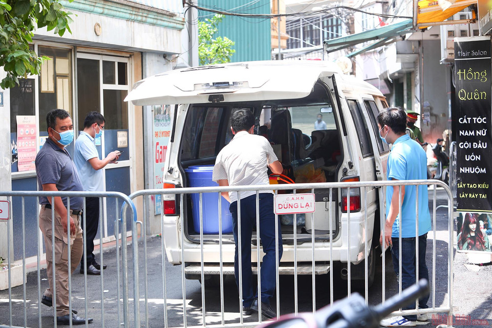 Một đoạn ngõ 230 phố Mễ Trì Thượng bị chặn và được phun khử khuẩn. Hà Nội phong tỏa nơi ở và cửa hàng có ca nghi nhiễm Covid-19 -0