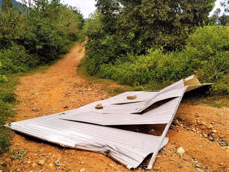 Tấm tôn dùng để che vật liệu xây dựng của nhà dân bị gió cuốn bay ra đường khiến ông Y Bê Niê ngã xuống tử vong. 