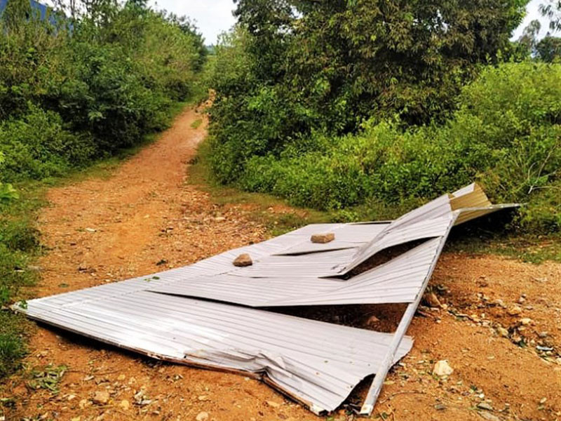 Tấm tôn dùng để che vật liệu xây dựng của nhà dân bị gió cuốn bay ra đường khiến anh Y Bê Niê ngã xuống tử vong. Đắk Lắk: Một người tử vong do ảnh hưởng bão số 9 -0