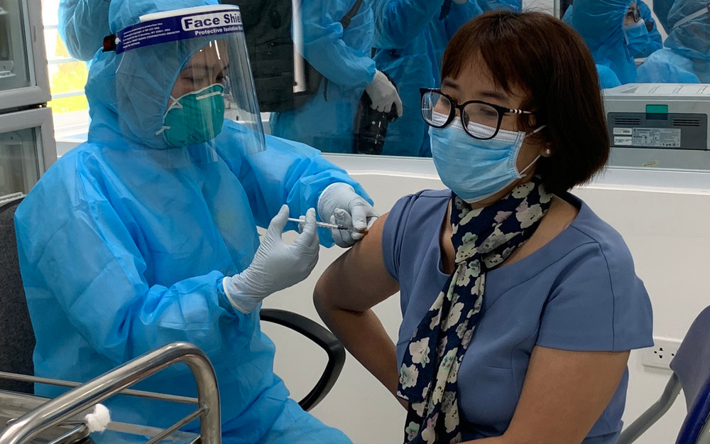 Sức khỏe những cán bộ y tế tiêm vaccine Covid-19 đầu tiên ổn định ảnh 2 33333-1615175318701.jpg