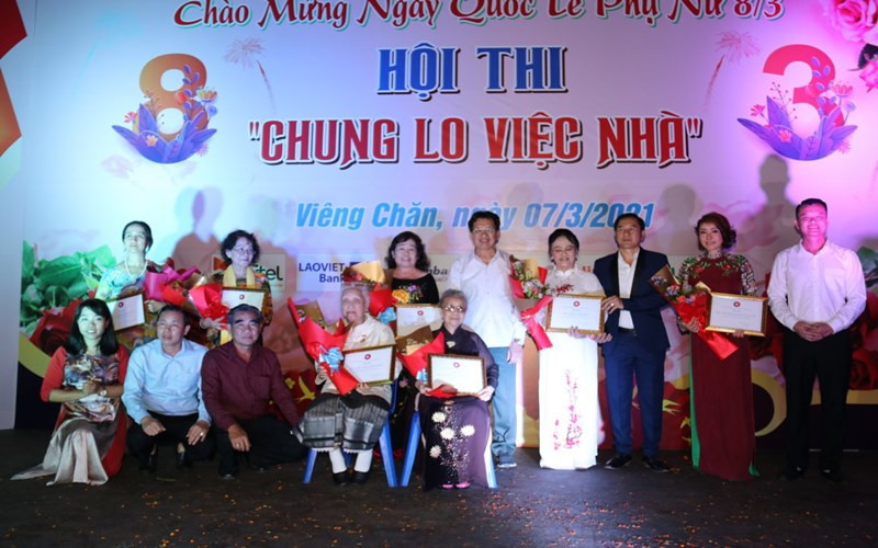 Hoạt động trao quà tri ân các bà, các cô và chị em phụ nữ có nhiều đóng góp cho cộng đồng, tối 7-3.