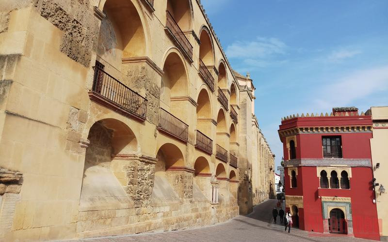 Một góc phố cổ Cordoba với kiến trúc Nam Âu, xa xa là tháp chuông Mezquita Tây Ban Nha: Sự trở lại của ngành du lịch -0