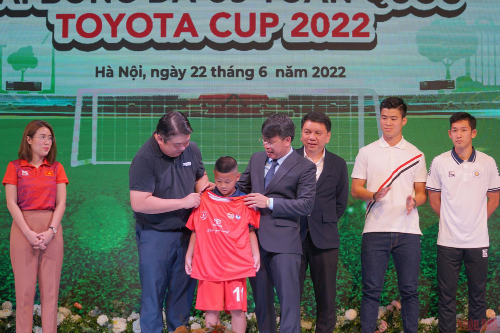 Nhà tài trợ và Trưởng Ban tổ chức trao áo thi đấu chính thức cho các cầu thủ. 16 đội bóng nhí tham dự Giải U9 toàn quốc Toyota Cup 2022 -0