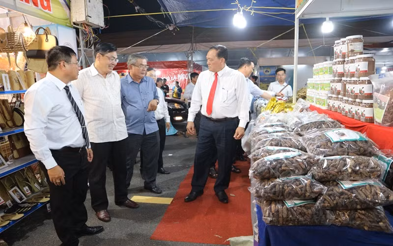 Tham quan các gian hàng tại hội chợ.