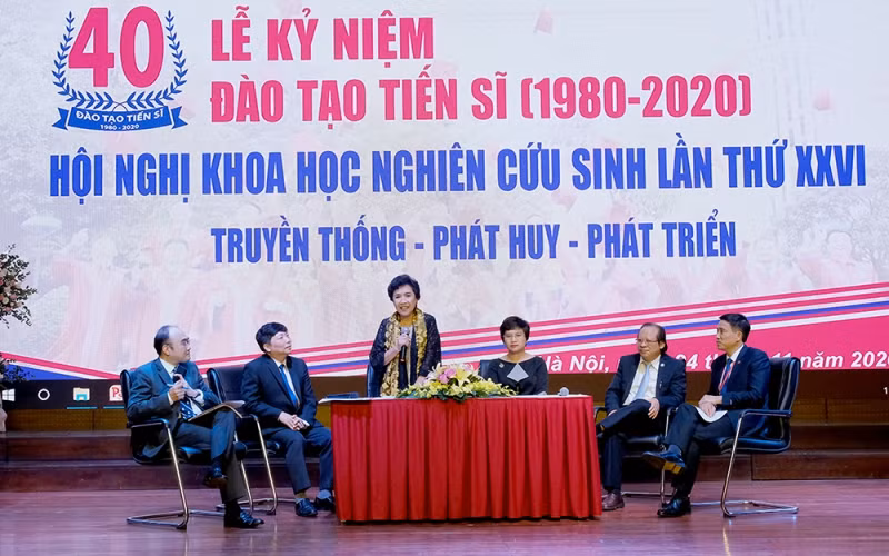Các đại biểu, khách mời tọa đàm về 40 đào tạo tiến sĩ.