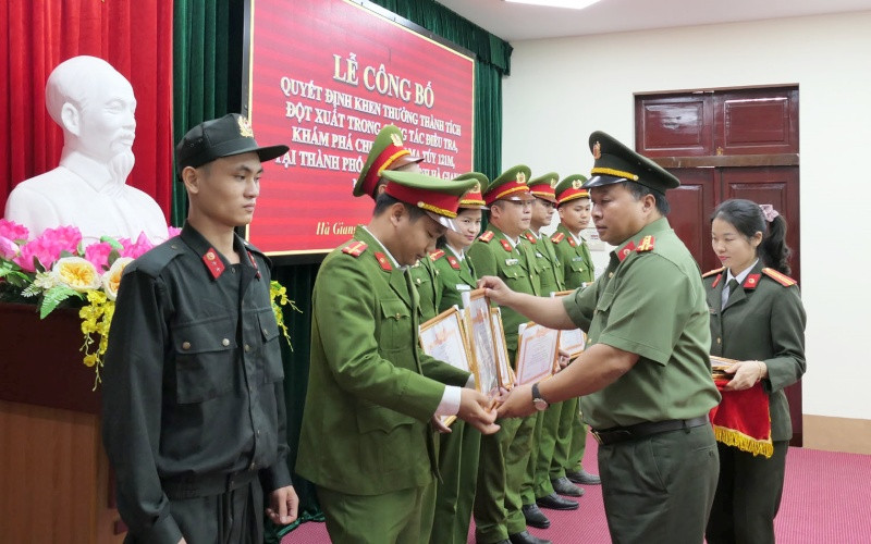 Lãnh đạo Công an tỉnh Hà Giang tặng Giấy khen cho các tập thể, cá nhân có thành tích phá chuyên án 121M. a2_2-1606203368692.jpg