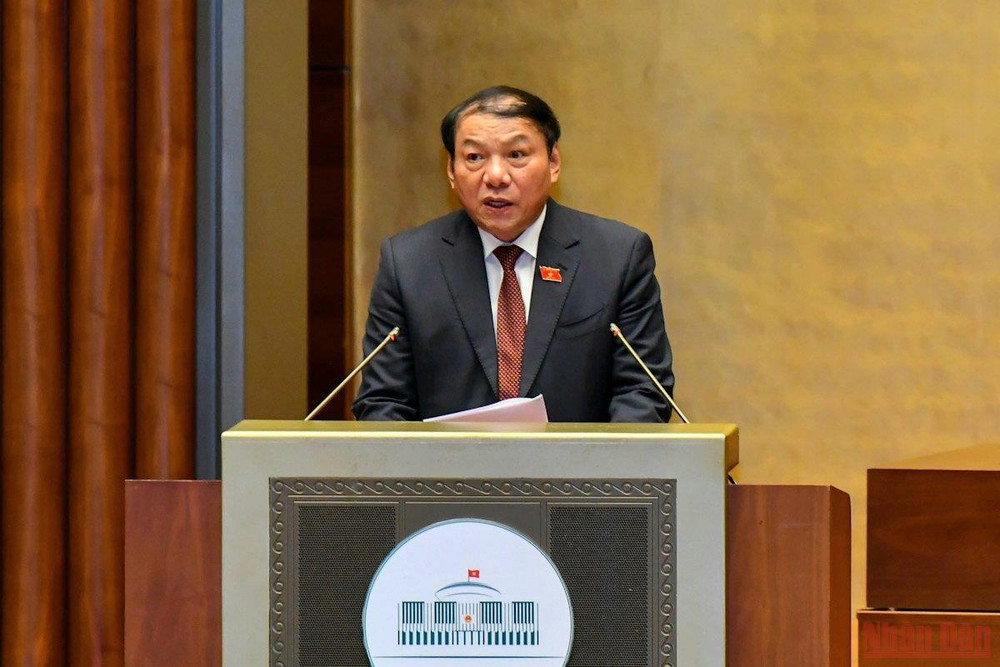 Bộ trưởng Văn hóa, Thể thao và Du lịch Nguyễn Văn Hùng, thừa ủy quyền của Thủ tướng Chính phủ, trình bày Tờ trình dự án Luật Phòng, chống bạo lực gia đình (sửa đổi). (Ảnh: NGUYÊN LINH) Ưu tiên bảo vệ, hỗ trợ người yếu thế là nạn nhân bạo lực gia đình -0