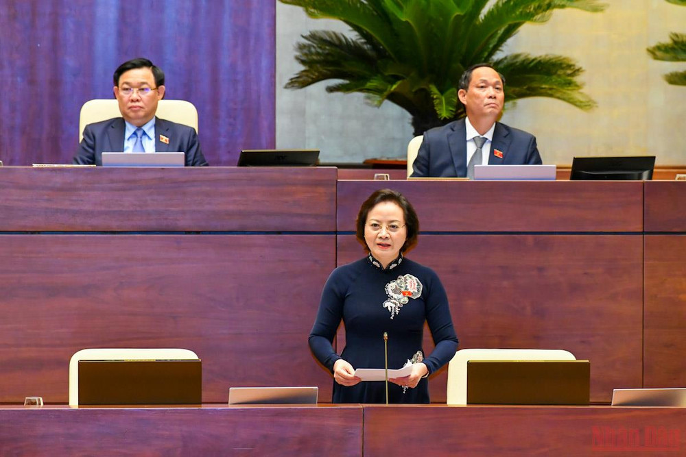 Bộ trưởng Nội vụ Phạm Thị Thanh Trà phát biểu, làm rõ một số vấn đề đại biểu Quốc hội nêu tại cuối phiên thảo luận tại hội trường, sáng 27/5. (Ảnh: LINH KHOA) Mở rộng đối tượng khen thưởng, tạo động lực cống hiến cho nghệ sĩ trong các lĩnh vực nghệ thuật -0