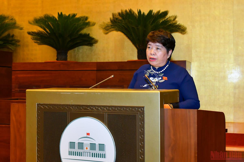 Chủ nhiệm Ủy ban Xã hội của Quốc hội Nguyễn Thúy Anh trình bày Báo cáo thẩm tra dự án Luật Phòng, chống bạo lực gia đình (sửa đổi). (Ảnh: KHOA NGUYÊN) Ưu tiên bảo vệ, hỗ trợ người yếu thế là nạn nhân bạo lực gia đình -0