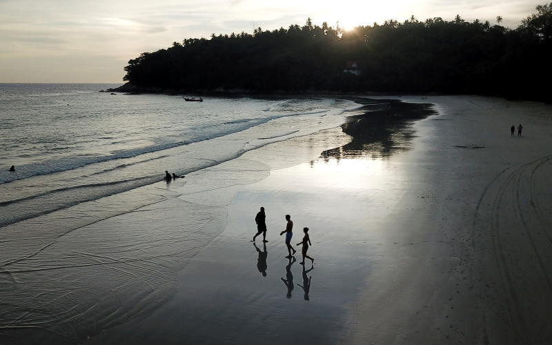 Du khách trên bãi biển Kata, Phuket (Ảnh: REUTERS) Các doanh nghiệp Phuket đề xuất mở cửa hoàn toàn -0