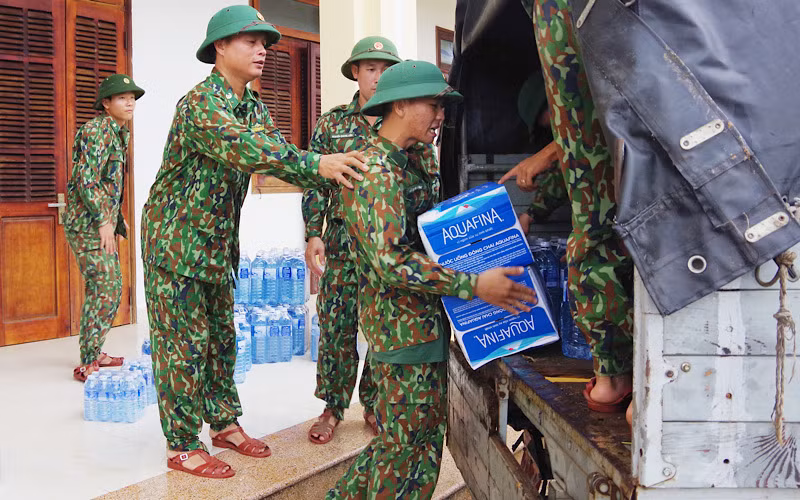 Vận chuyển hàng hóa, giao cho Sư đoàn Phòng không 372 để tiếp tế cho người dân bị cô lập tại huyện Phước Sơn