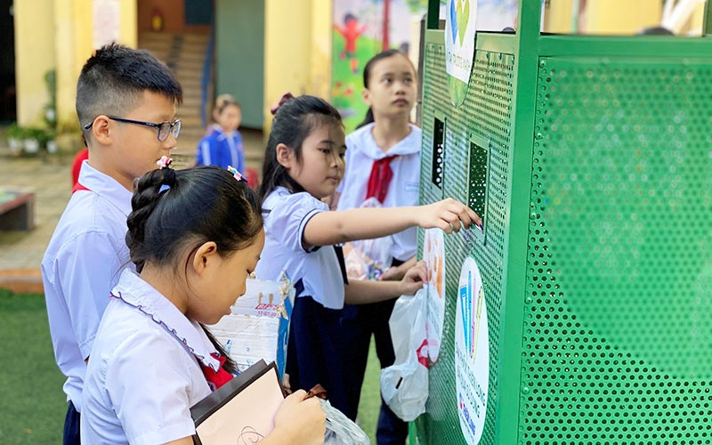 Các em học sinh Trường tiểu học Phù Đổng (quận Hải Châu, TP Đà Nẵng) phân loại rác tại "Công trình măng non" trong Lễ phát động chương trình "Vì mái trường xanh" năm học 2020-2021. 1_IMG_7484-1609214371961.jpg