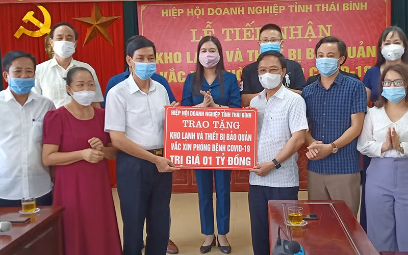 Hiệp hội Doanh nghiệp tỉnh Thái Bình trao biển tượng trưng cho CDC Thái Bình.