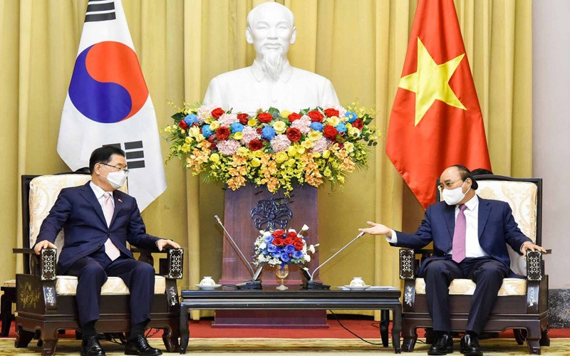 Chủ tịch nước Nguyễn Xuân Phúc tiếp Bộ trưởng Ngoại giao Hàn Quốc Chung Eui Yong chào xã giao. (Ảnh: Bộ Ngoại giao)