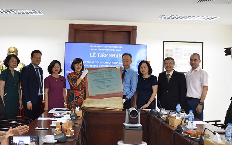 Kiều bào trao tài liệu tặng Trung tâm Lưu trữ quốc gia III.