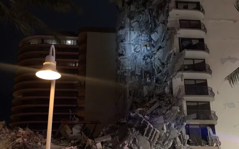 Hiện trường tòa nhà bị sập. (Ảnh do Cảnh sát biển Miami chia sẻ trên Twitter)