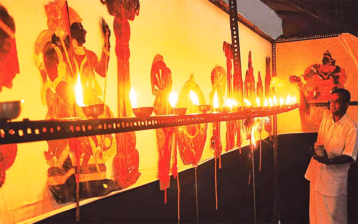 Hậu trường của sân khấu rối bóng.