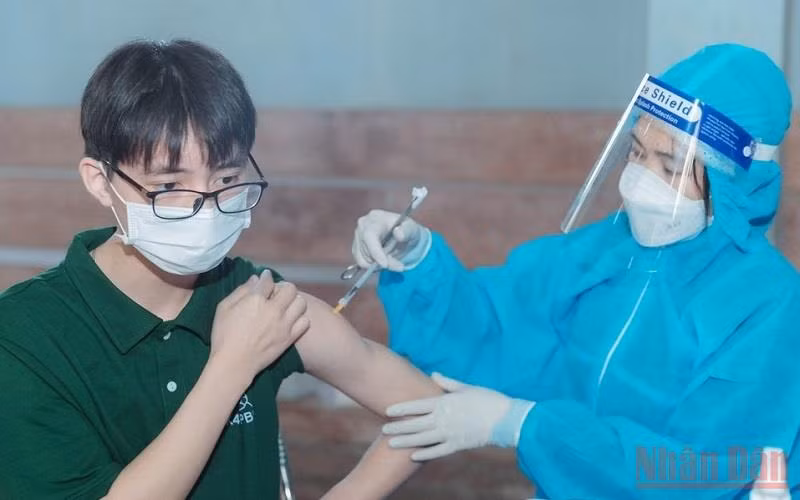 Nghệ An nỗ lực hoàn thành tiêm đủ liều cơ bản cho người từ 12 tuổi trở lên trong tháng 1/2022.