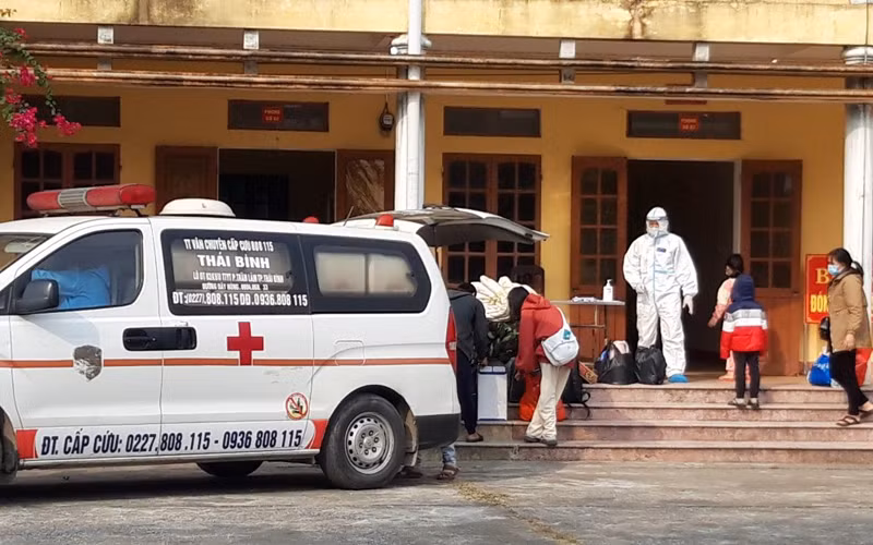 Huyện Vũ Thư tiếp nhận 10 bệnh nhân mắc Covid-19 đầu tiên về địa phương cách ly, điều trị từ chiều 22/12.