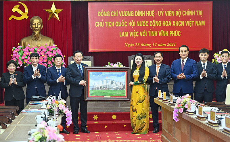 Chủ tịch Quốc hội Vương Đình Huệ trao quà cho tỉnh Vĩnh Phúc. Chủ tịch Quốc hội Vương Đình Huệ làm việc với tỉnh Vĩnh Phúc -0