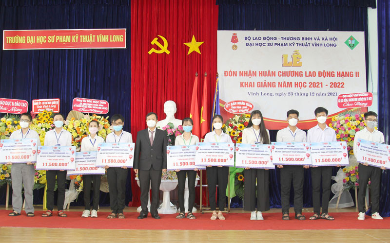 Trường Đại học Sư phạm Kỹ thuật Vĩnh Long trao học bổng cho sinh viên ngày khai giảng năm học mới. (Ảnh: BÁ DŨNG) Trường Đại học Sư phạm Kỹ thuật Vĩnh Long đón nhận Huân chương Lao động hạng Nhì -0