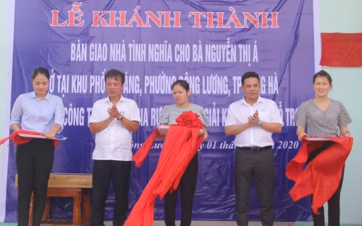 Lễ khánh thành Nhà tình nghĩa cho bà Nguyễn Thị Á (TP Đông Hà, Quảng Trị).