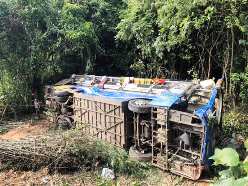 Hiện trường vụ TNGT ở Kon Tum.