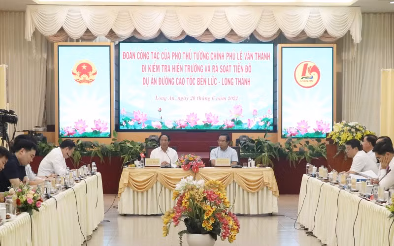 Quang cảnh buổi làm việc.