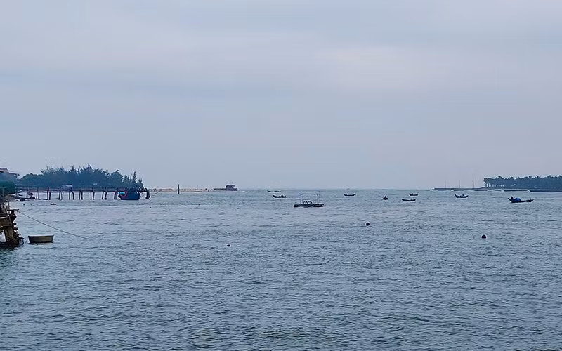 Nạo vét, nâng cao khả năng thoát lũ cửa Nhật Lệ là giải pháp khả thi nhất để thoát lũ nhanh cho vùng phía nam Quảng Bình.