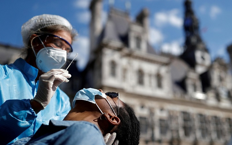 Lấy mẫu xét nghiệm Covid-19 tại 1 điểm xét nghiệm trước Tòa thị chính Paris, Pháp. (Ảnh: Reuters)
