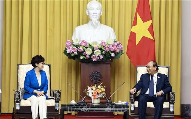 Chủ tịch nước Nguyễn Xuân Phúc tiếp Chủ tịch Hội Người Hàn Quốc tại Việt Nam Chang Eun Sook. (Ảnh: Thống Nhất/TTXVN)